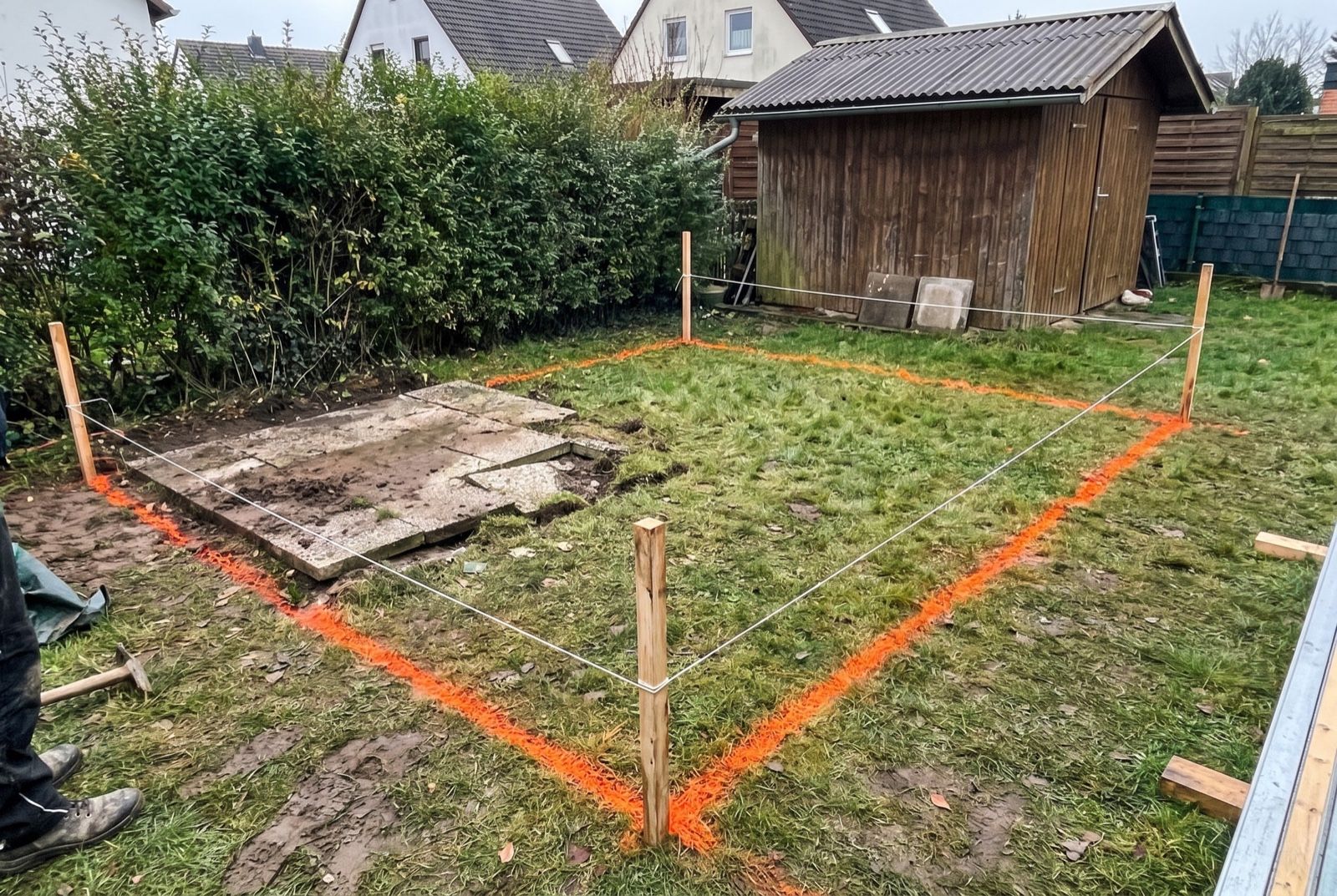 Abgesteckte Rasenfläche im Garten: markiert für den Aushub